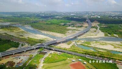 台中市新廣大橋，橫跨大甲溪，長一公里多。（市府提供）