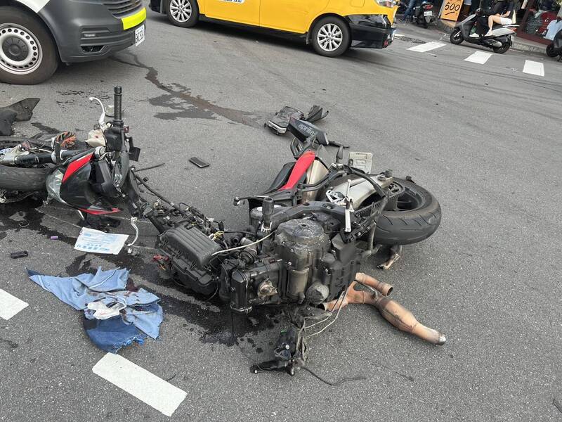 重機、轎車湳雅夜市口對撞 機車斷兩截、騎士撞飛