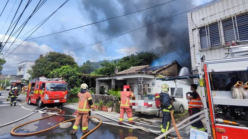 新北市八里一處平房下午失火，一名年輕住戶多處灼傷。（記者吳仁捷翻攝）