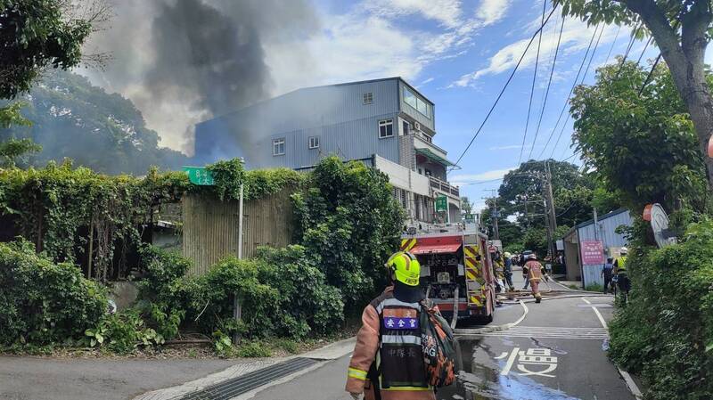 新北市八里一處平房下午失火，幸未波及毗鄰建築。（記者吳仁捷翻攝）