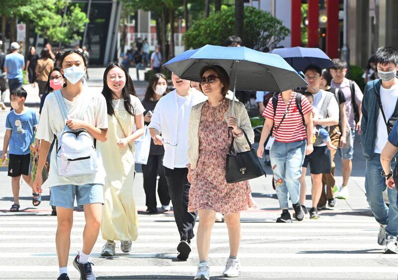 今日西半部白天高溫約33至35度,沒下雨時仍感受悶熱,花東縱谷、東南部地區受西南風沉降影響,局部地區有機會出現36度以上高溫。(資料照) 今日西半部白天高溫約33至35度,沒下雨時仍感受悶熱,花東縱谷、東南部地區受西南風沉降影響,局部地區有機會出現36度以上高溫。(資料照)