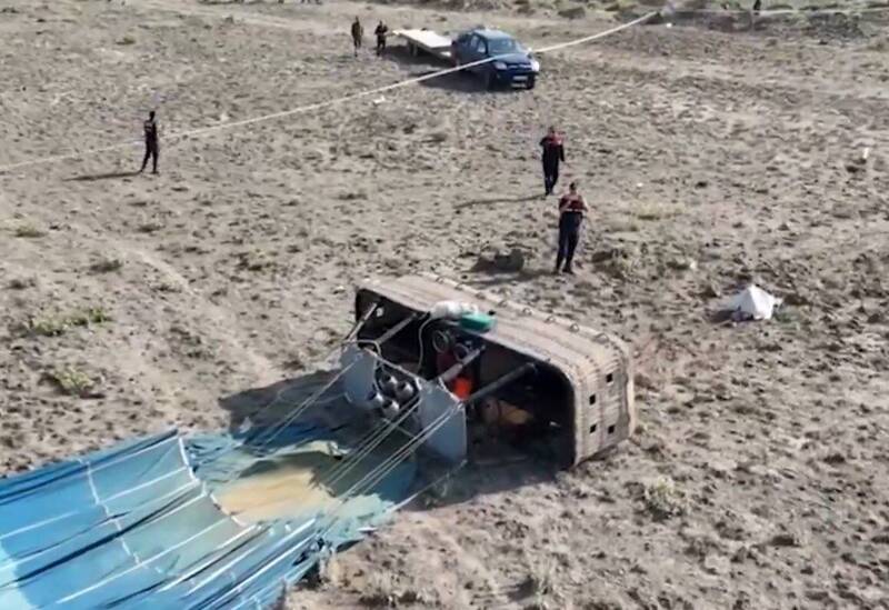 土耳其15日同一地點接連發生2起熱氣球事故，造成1死31傷。（擷取自@sarcasm_scoop/X）