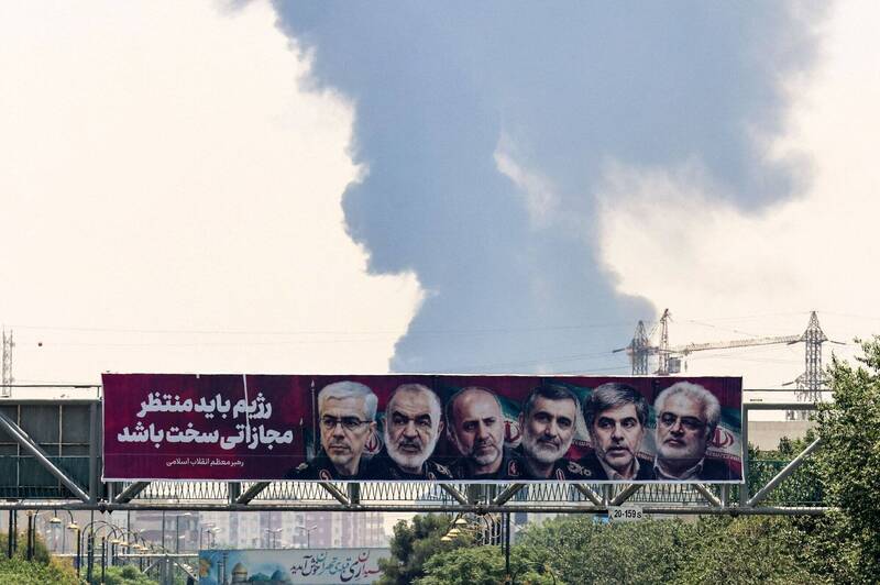 以色列與伊朗持續互轟，雙方互有死傷。圖為德黑蘭市區冒出濃濃黑煙。（法新社）