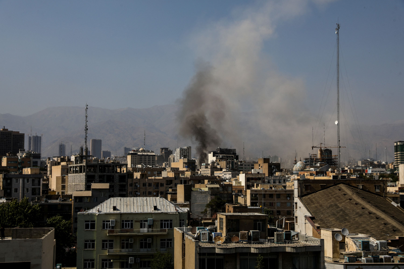 以色列15日發射飛彈攻擊德黑蘭，發生爆炸冒出黑煙。（路透）