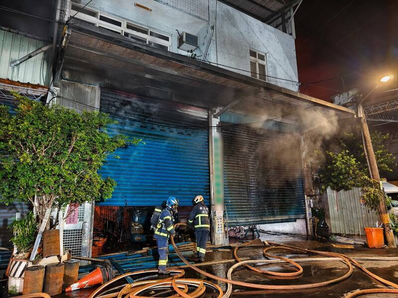 新北市樹林區慈濟環保站今天凌晨突然失火，燒毀大量回收物及11輛貨車，消防單位持續滅火。（記者吳仁捷翻攝）