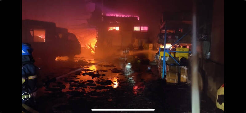 新北市樹林區慈濟環保站今天凌晨突然失火，場內回收物陷入火海。（記者吳仁捷翻攝）