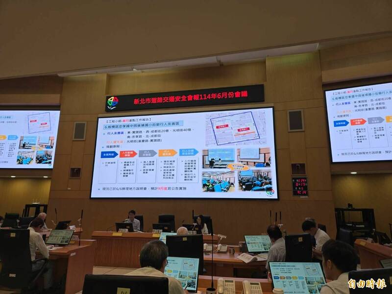 新北市政府今天召開道安會報，針對台北市電動公車爆炸起火事件，新北市長侯友宜也下令全面稽查轄內同型號的56輛電動公車。（記者賴筱桐攝）