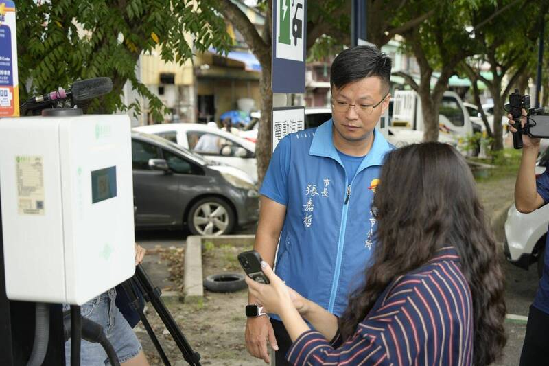 南投市電動車充電站，可透過卡、LINE Pay等多元方式支付充電費用。（南投市公所提供）