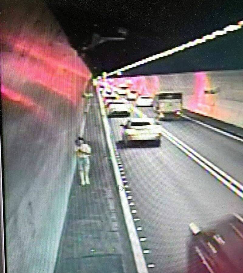 雪隧母女互毆真相曝光,女子因播音樂遭遏止慘被丟包,獨自在施工廊道撿回2支手機。(民眾提供) 雪隧母女互毆真相曝光,女子因播音樂遭遏止慘被丟包,獨自在施工廊道撿回2支手機。(民眾提供)
