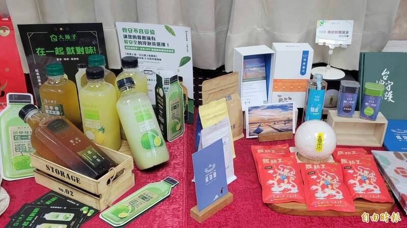 除了嚴選台南在地食材打造千人辦桌盛宴,另有台灣守護文創贊助食用鹽、大苑子加碼提供飲品。(記者王姝琇攝) 除了嚴選台南在地食材打造千人辦桌盛宴,另有台灣守護文創贊助食用鹽、大苑子加碼提供飲品。(記者王姝琇攝)