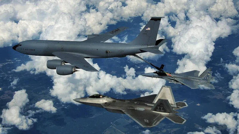 美軍KC-135空中加油機執行空中加油任務。（圖：美國空軍）