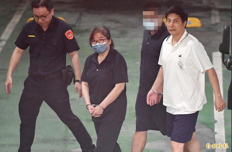 北檢17日自看守所押解國民黨台北市黨部主委黃呂錦茹(前左)、總幹事姚富文(前右),移審台北地方法院,決定是否繼續羈押。(記者廖振輝攝) 北檢17日自看守所押解國民黨台北市黨部主委黃呂錦茹(前左)、總幹事姚富文(前右),移審台北地方法院,決定是否繼續羈押。(記者廖振輝攝)