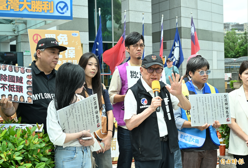 曹興誠17日率反共護台志工聯盟，赴國民黨中央黨部送辯論邀請。（記者田裕華攝）
