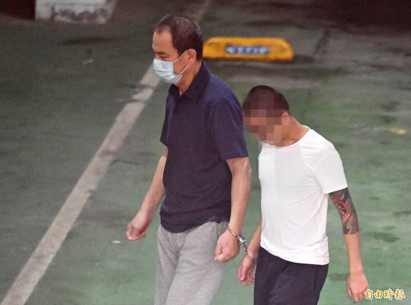 北檢17日自看守所押解國民黨台北市黨部書記長初文卿(左),移審台北地方法院,決定是否繼續羈押。(記者廖振輝攝) 北檢17日自看守所押解國民黨台北市黨部書記長初文卿(左),移審台北地方法院,決定是否繼續羈押。(記者廖振輝攝)