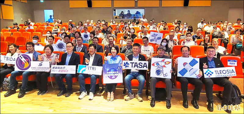 屏東太空產業座談，業者與民眾興趣濃厚。（記者葉永騫攝）