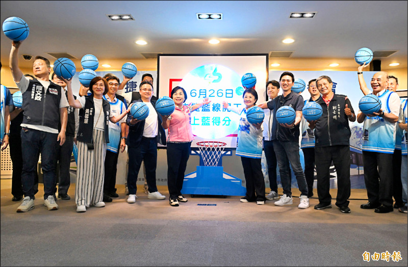 台中市長盧秀燕宣布捷運藍線將於六月二十六日正式開工。(記者廖耀東攝) 台中市長盧秀燕宣布捷運藍線將於六月二十六日正式開工。(記者廖耀東攝)