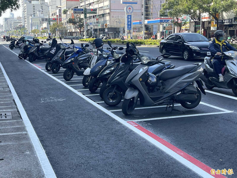 高市交通局今年3月在博愛一路導入「保護型自行車道」設計。(資料照) 高市交通局今年3月在博愛一路導入「保護型自行車道」設計。(資料照)
