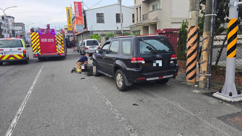台南麻豆今晨車禍，機車母女檔無生命跡象，消防隊到場救援。（圖由民眾提供）