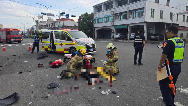 台南麻豆今晨車禍，機車母女檔無生命跡象，消防隊到場救援。（圖由民眾提供）