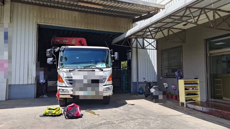 高雄市阿蓮區一家氣體工廠舊鋼瓶吊掛時疑因吊環斷裂，導致鋼瓶架脫落。（警方提供）