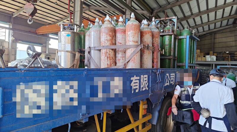 高雄市阿蓮區一家氣體工廠舊鋼瓶吊掛時疑因吊環斷裂，導致鋼瓶架脫落。（警方提供）