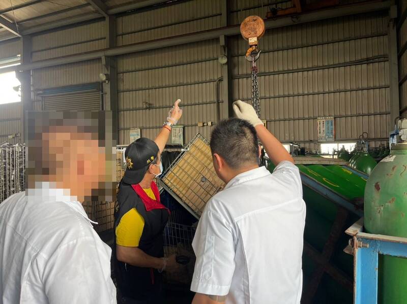 高雄市阿蓮區一家氣體工廠舊鋼瓶吊掛時疑因吊環斷裂，導致鋼瓶架脫落，直接砸中貨車司機何男頭部。（警方提供）