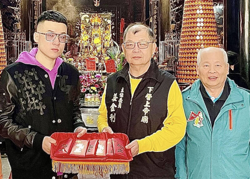 涉嫌詐欺、銀行法的顏大鈞(左一)被台南市刑大拘提到案偵辦。圖為他今年為下營香捐款。(民眾提供) 涉嫌詐欺、銀行法的顏大鈞(左一)被台南市刑大拘提到案偵辦。圖為他今年為下營香捐款。(民眾提供)