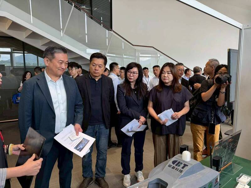 中科院在蘇澳辦理無人艇靜動態展示與操演，立法院外交及國防委員會今天到場考察，左4為馬文君。（圖由民眾提供）