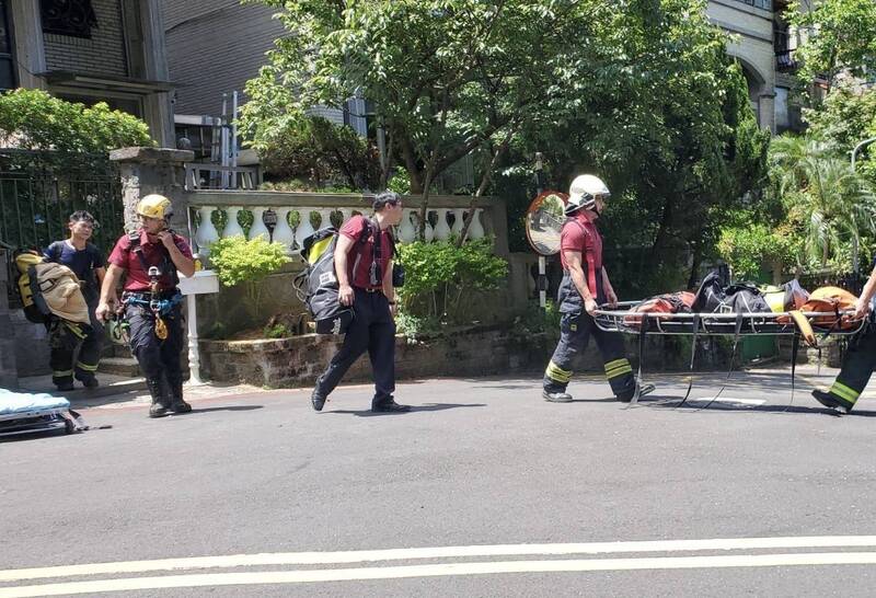 一名台北市政府委外的補蜂工人，疑似在執行摘除蜂窩作業時，意外受困4層樓高樹上，救下時已經失去呼吸心跳。（記者鄭景議翻攝）