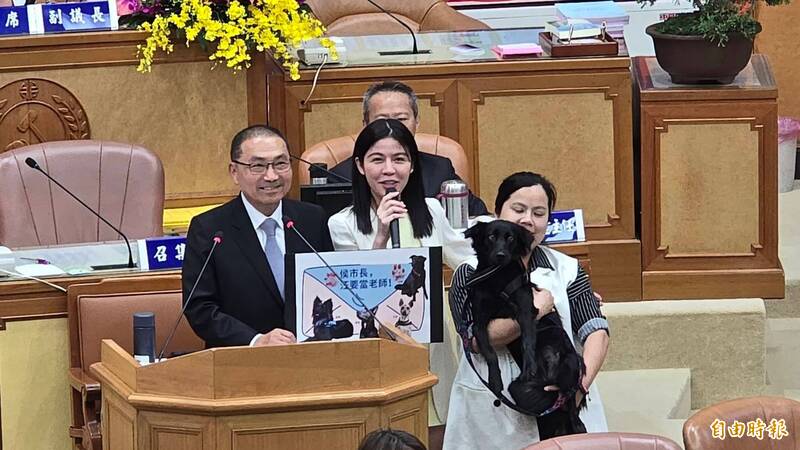 戴湘儀、宋雨蓁現場牽著心輔犬「喜糖」,向侯友宜遞交「狗狗求職信」。(記者黃子暘攝) 戴湘儀、宋雨蓁現場牽著心輔犬「喜糖」,向侯友宜遞交「狗狗求職信」。(記者黃子暘攝)