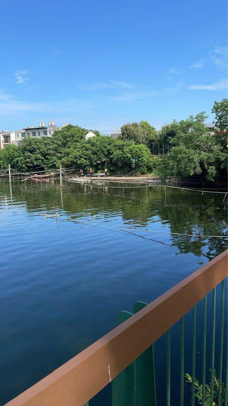黃男疑落水在部立桃醫新屋分院旁池塘，消防今午2點10分發現溺者，搶救上岸已明顯死亡。（記者黃政嘉翻攝）