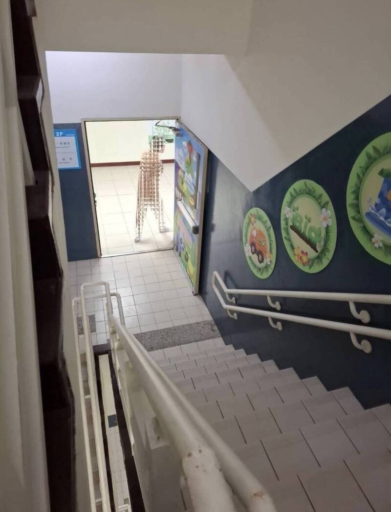 竹市環保局員工赤裸全身在辦公場所逛大街，引發恐慌。（照片取自臉書社群新竹大小事）