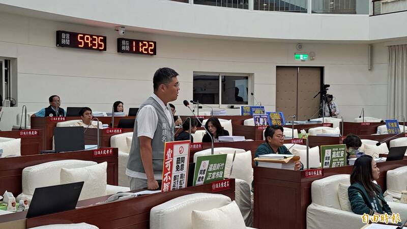 竹市環保局員工赤裸全身在辦公場所逛大街，市議員陳建名要求市府處理。（記者洪美秀攝）