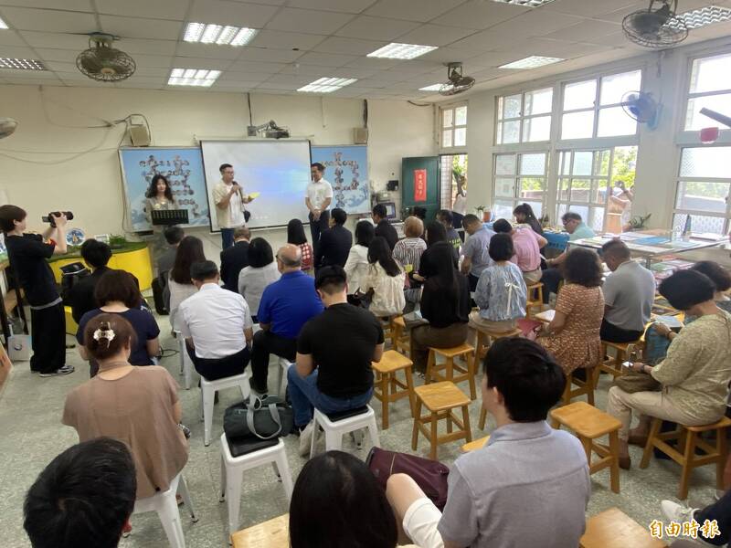 新北市萬里國中校史室今天啟用,現場除了參與協助建置的貴賓外,還有畢業多年的學長們。(記者俞肇福攝) 新北市萬里國中校史室今天啟用,現場除了參與協助建置的貴賓外,還有畢業多年的學長們。(記者俞肇福攝)
