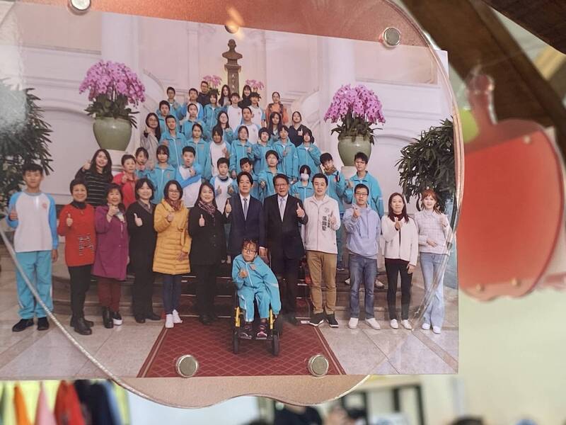 新北市萬里國中校史室今天啟用,圖為校史室中的生命樹,生命樹上懸掛著賴清德總統在總統府接見萬里國中師生的照片。(記者俞肇福翻攝) 新北市萬里國中校史室今天啟用,圖為校史室中的生命樹,生命樹上懸掛著賴清德總統在總統府接見萬里國中師生的照片。(記者俞肇福翻攝)