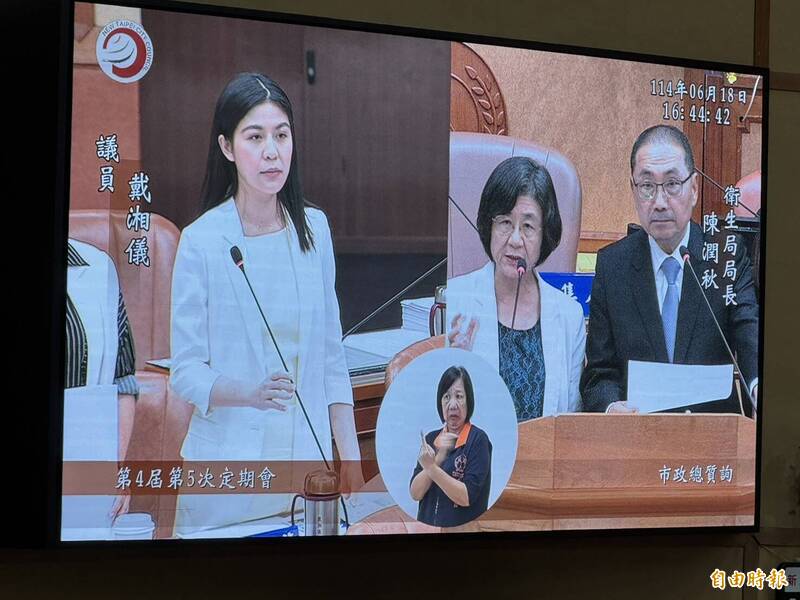 新北市衛生局長陳潤秋回應，針頭回收程序較為複雜，藥師公會全聯會及食藥署於2019年即建議廢棄針具應交由醫院及診所處理，動物使用針頭也須交回動物醫院；市長侯友宜回應，將與中央再研商妥善處理機制。（記者羅國嘉攝）