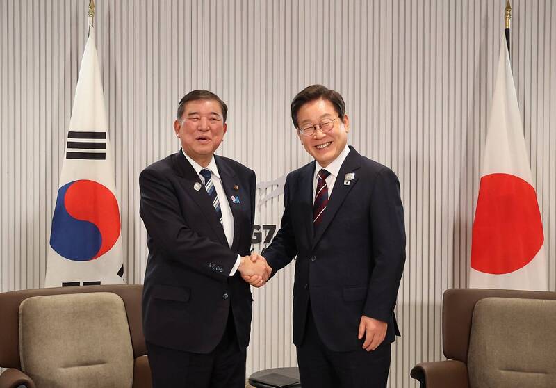 南韓總統李在明（右）、日本首相石破茂（左）17日藉G7領袖峰會之機舉行會談，時長約30分鐘。（歐新社）