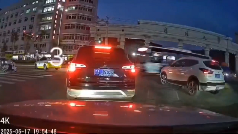 中國遼寧省瀋陽大學校門發生公車暴衝事故，官方通報共2人身亡、16人受傷。（圖擷自X）