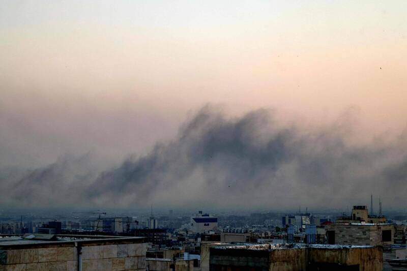 以色列連日轟炸，伊朗首都德黑蘭市中心相當冷清，許多商店關門。（法新社）