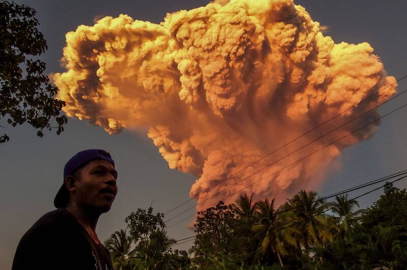 印尼沃托比拉基拉基火山17日再度噴發，火山灰直衝1萬公尺高空，警戒飆至最高級。（法新社）