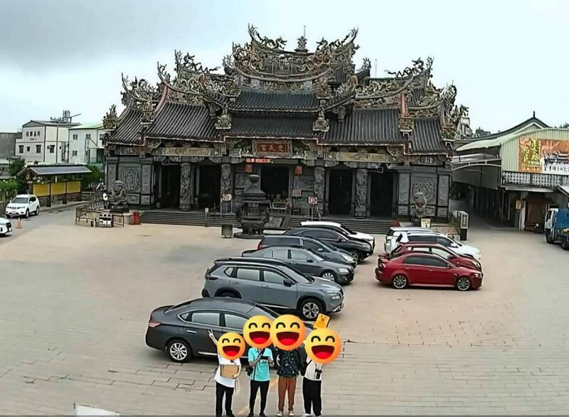 南投縣受天宮廟埕設置「鏡頭君」，民眾可站在鏡頭前錄影再截圖留下紀念照。（圖取自受天宮官方臉書）