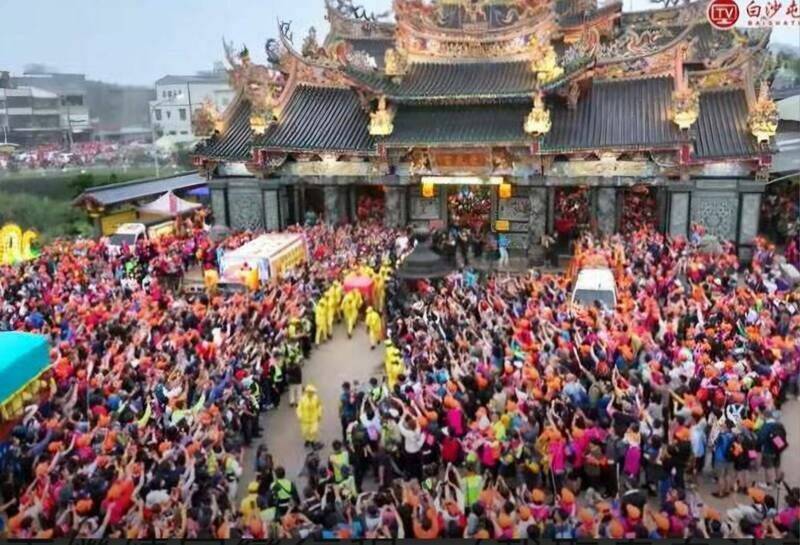 苗栗拱天宮白沙屯媽祖今年5月駐駕受天宮，大批信眾湧入盛況。（圖擷取自白沙屯媽祖網路直播電視台）