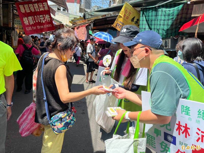 基隆罷團志工到市場舉牌、發小物 林沛祥第67天站路口反罷免 基隆罷團志工到市場舉牌、發小物 林沛祥第67天站路口反罷免