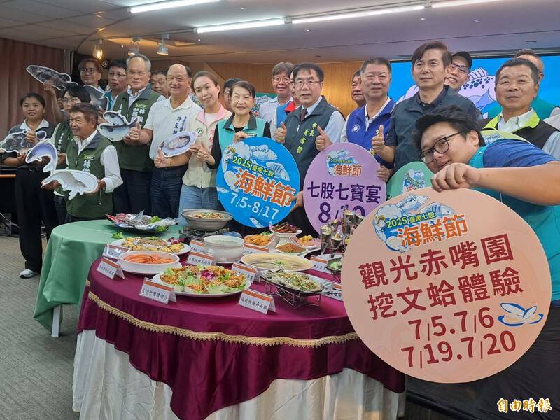 台南七股海鮮節將於7月5日登場,市長黃偉哲邀請大家暑假一起到濱海賞美景,吃海鮮。(記者蔡文居攝) 台南七股海鮮節將於7月5日登場,市長黃偉哲邀請大家暑假一起到濱海賞美景,吃海鮮。(記者蔡文居攝)
