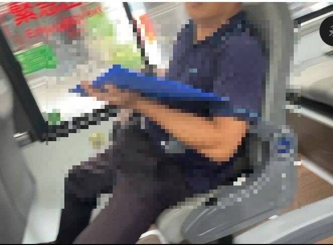正妹拍攝的影片顯示大叔左手持檔案夾，右手在褲檔內上下移動。（記者張瑞楨翻攝自Threads）