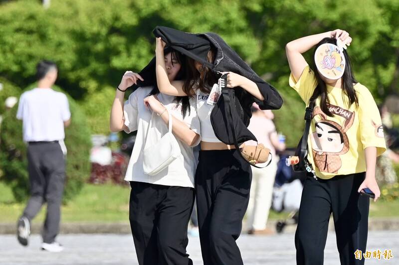 氣象專家指出，今日受太平洋高壓增強影響，天氣持續悶熱，局部高溫上看37度，午後雷陣雨的降雨區域將會縮小。未來10天南方氣團偏強，「梅雨鋒面」已無南下的跡象，各地天氣偏熱。（資料照）