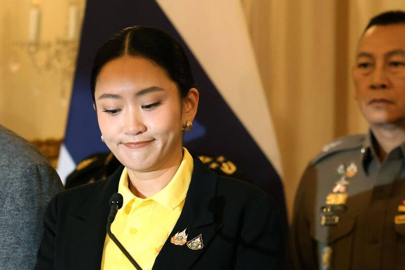 泰國總理貝東塔為一通外洩的電話內容公開道歉，該通話不僅引爆政治風暴，更使其執政聯盟瀕臨瓦解。（彭博）