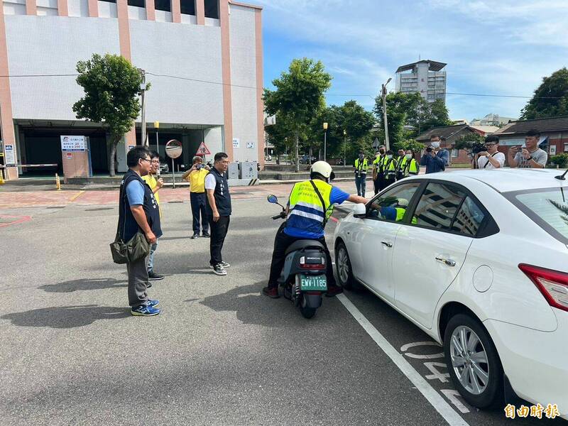 斗六市長林聖爵實地了解路邊停車收費得標廠商俥亭人員開單作業狀況。(記者黃淑莉攝) 斗六市長林聖爵實地了解路邊停車收費得標廠商俥亭人員開單作業狀況。(記者黃淑莉攝)
