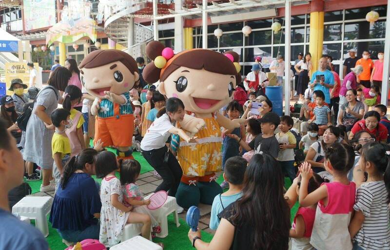 桃市客家文化館針對親子家庭,推出「小客人狂歡節」專屬活動。(桃市府客家局提供) 桃市客家文化館針對親子家庭,推出「小客人狂歡節」專屬活動。(桃市府客家局提供)