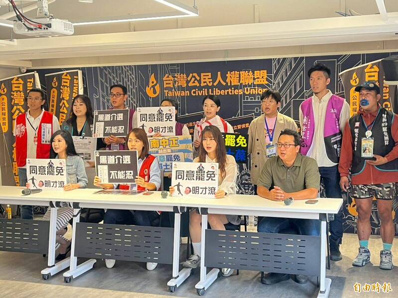 反共護台志工聯盟今天偕雙北罷團召開「黑道出手領銜人噤聲,公民權行使威嚇零容忍」記者會。(記者李文馨攝) 反共護台志工聯盟今天偕雙北罷團召開「黑道出手領銜人噤聲,公民權行使威嚇零容忍」記者會。(記者李文馨攝)